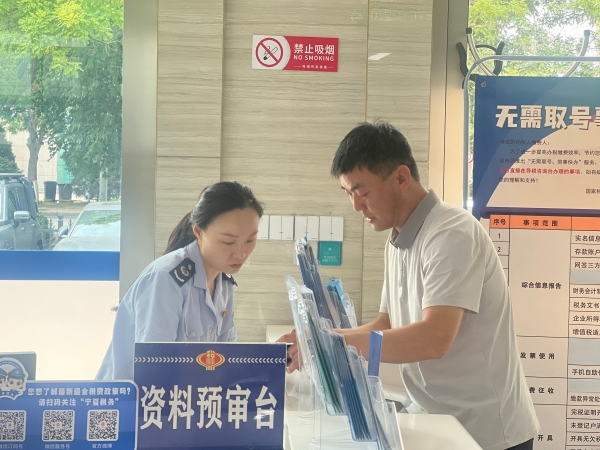 主动迎前服务 耐心答疑解惑