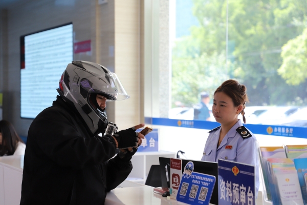 一问一答解疑惑 一言一行显担当
